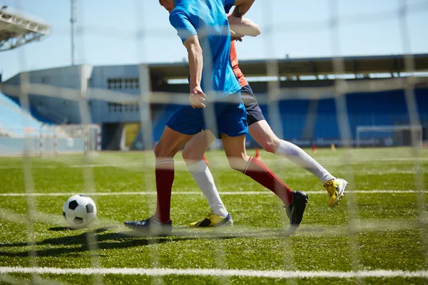Спортсмены играют в футбол — стоковое фото