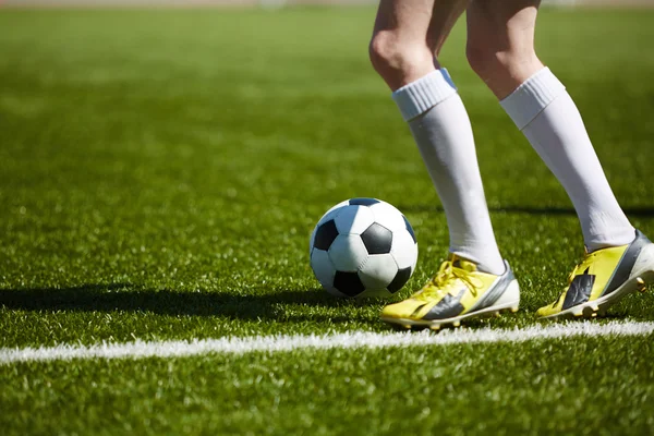 Pernas e bola de futebol — Fotografia de Stock