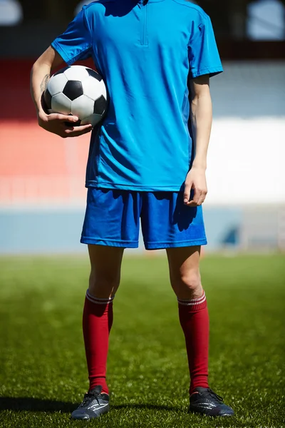 Jogador de pé com bola — Fotografia de Stock