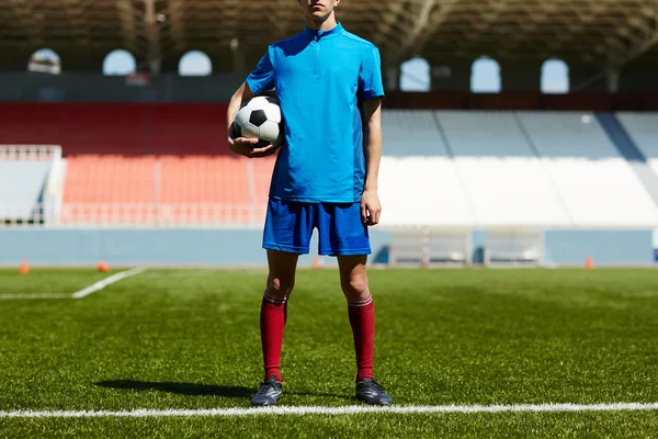 Jogador de pé com bola — Fotografia de Stock