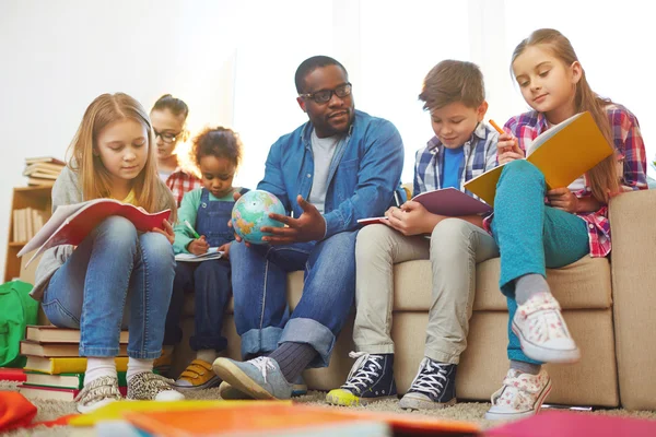 Niños Tomando notas en copybooks —  Fotos de Stock