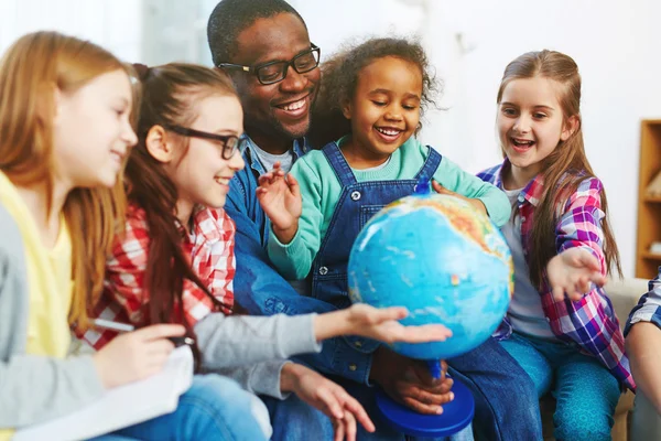 Pré-escolares estudando globo terrestre — Fotografia de Stock