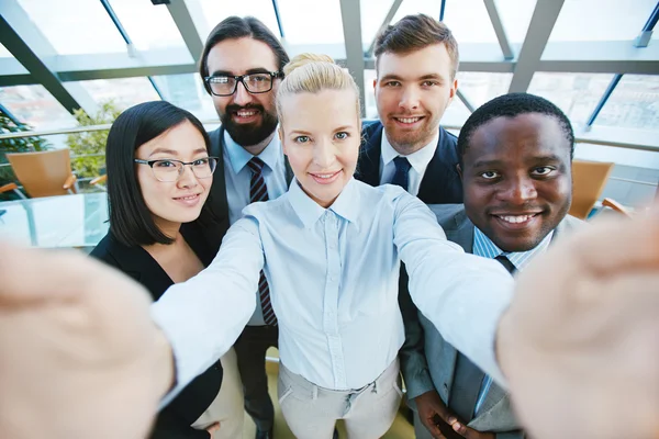 Manajer membuat selfie di kantor — Stok Foto