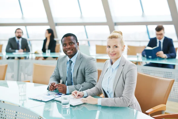 Kaukasische en Afrikaanse managers — Stockfoto