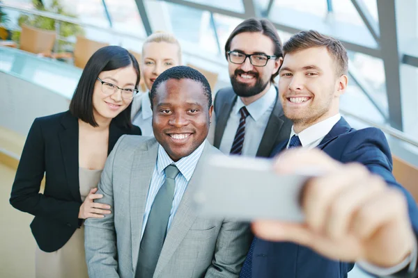 Kollegor att göra selfie — Stockfoto