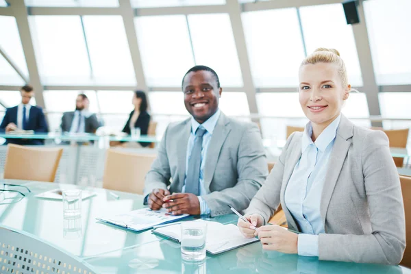 Kaukasische en Afrikaanse managers — Stockfoto