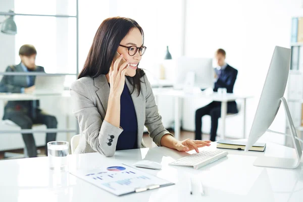 Donna d'affari che parla al telefono — Foto Stock