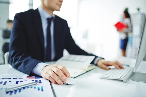 Empresário usando o computador — Fotografia de Stock