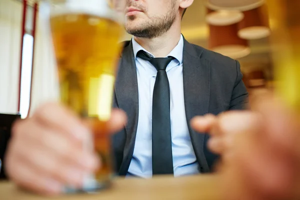 Hombre sentado con cerveza — Foto de Stock