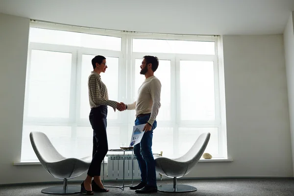 Líderes empresariais handshaking — Fotografia de Stock