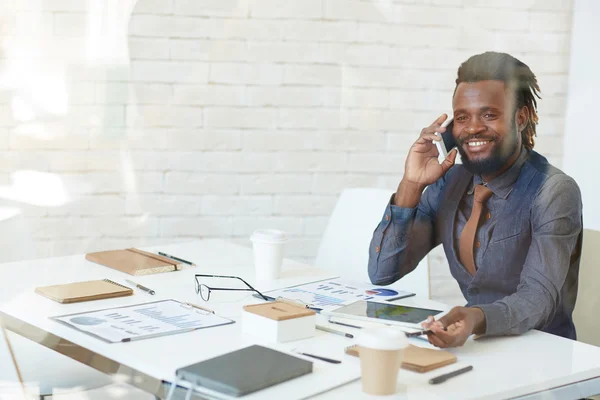 Homme d'affaires parlant sur téléphone portable — Photo