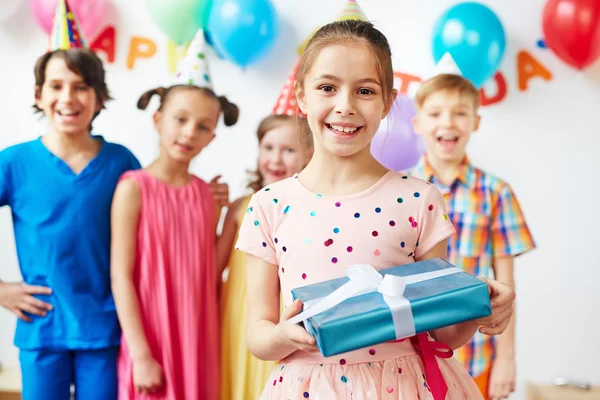 Menina segurando bolo de aniversário — Fotografia de Stock