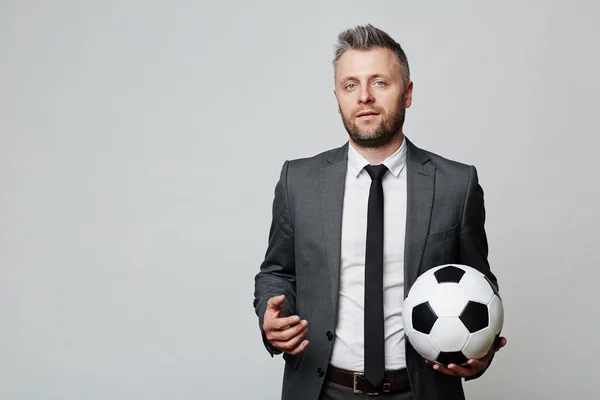 Uomo con pallone da calcio — Foto Stock