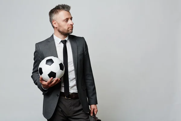 Empresario con balón de fútbol —  Fotos de Stock