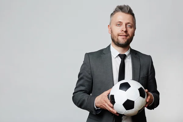 Uomo con pallone da calcio — Foto Stock