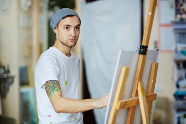 Young student by easel — Stock Photo, Image