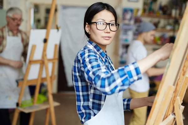 Dibujo del estudiante en clase de arte — Foto de Stock