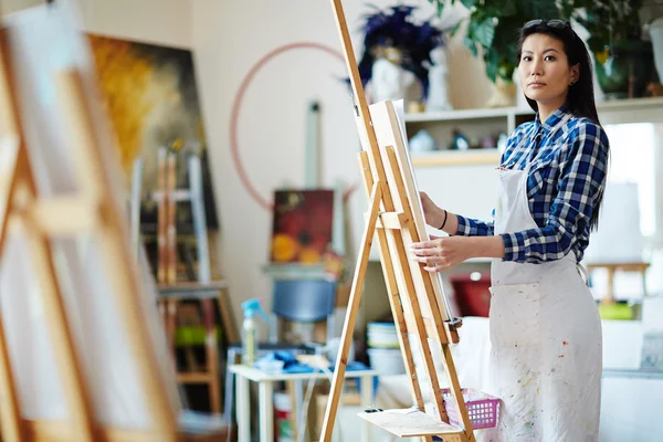 Student drawing in art class — Stock Photo, Image