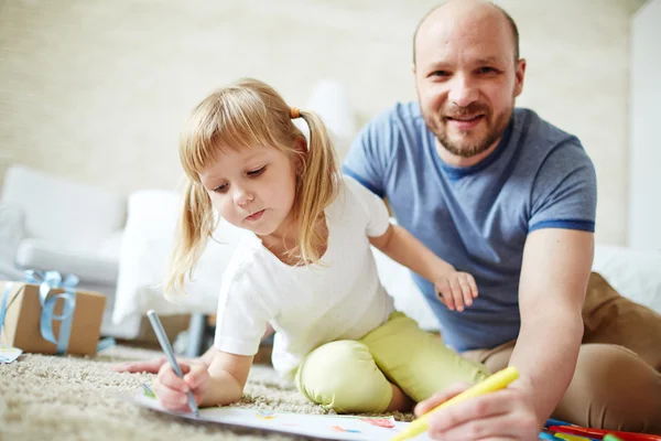 Chica dibujo con padre —  Fotos de Stock