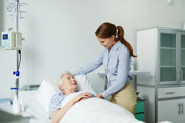 Mädchen zu Besuch bei Oma — Stockfoto