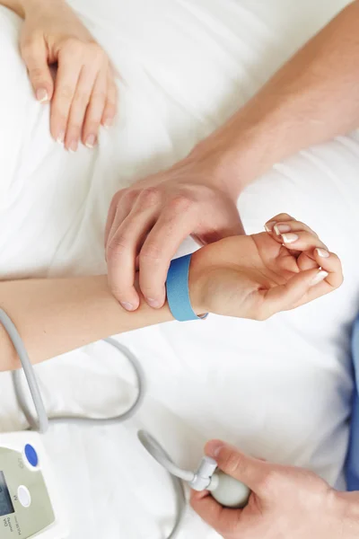 Doctor examining pulse — Stock Photo, Image