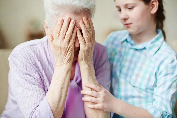 Kleines Mädchen und Großmutter — Stockfoto