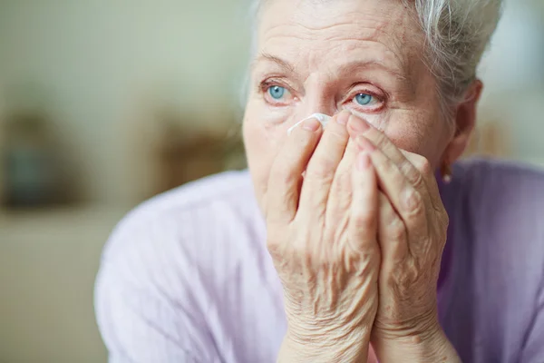 Грустная пожилая женщина плачет — стоковое фото