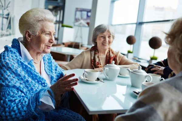 Personas mayores jugando a las cartas — Foto de Stock