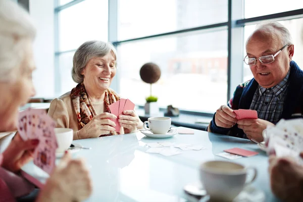 Seniors playing cards — Stock Photo, Image