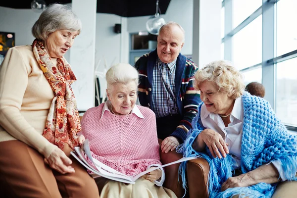 Seniors relajarse en la cafetería — Foto de Stock