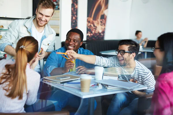 Estudantes falando no café — Fotografia de Stock