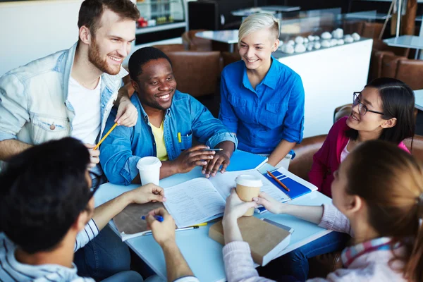 Estudiantes hablando en la cafetería — Foto de Stock