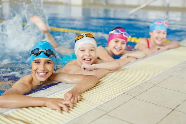 Children training in pool — Stock Photo, Image