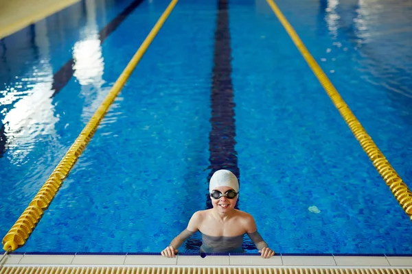 Kleiner Junge mit Brille — Stockfoto