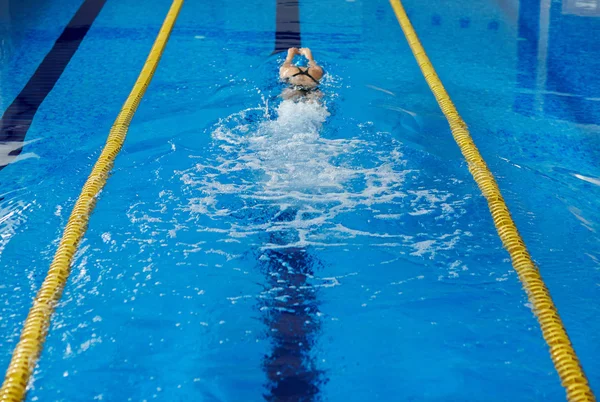 プールで泳ぐ女 — ストック写真