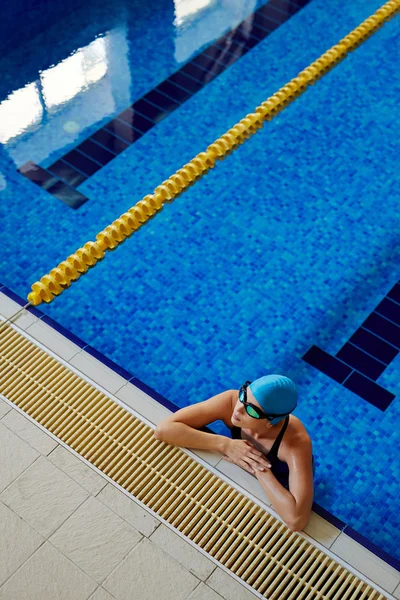 Feminino nadador relaxante — Fotografia de Stock