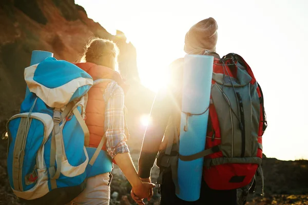 Casal de caminhantes com mochilas — Fotografia de Stock