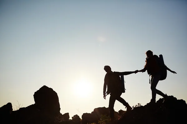 Silhueta de casal de caminhantes — Fotografia de Stock