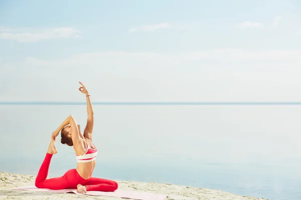 Kvinna utövar yoga — Stockfoto