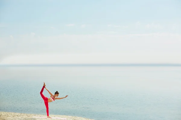 Frau praktiziert Yoga — Stockfoto