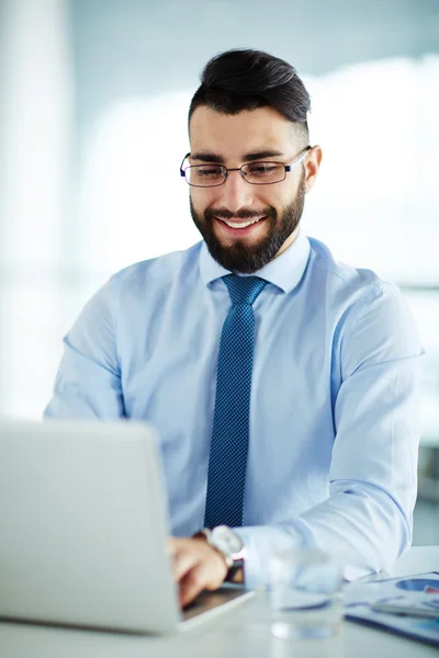 Trabalhador de escritório usando laptop — Fotografia de Stock