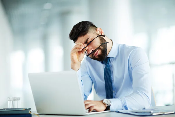 Müder Geschäftsmann am Arbeitsplatz — Stockfoto