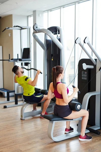 Menschen, die im Fitnessstudio trainieren — Stockfoto