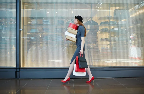 Жінка ходить з коробками — стокове фото