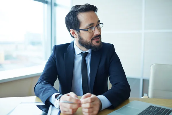 Businessman listening to colleague — Stock Photo, Image