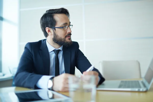 Businessman listening to colleague — Stock Photo, Image