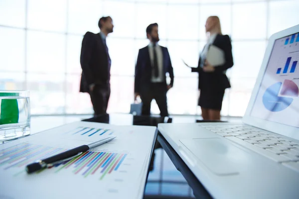 Geschäftsunterlagen am Arbeitsplatz — Stockfoto