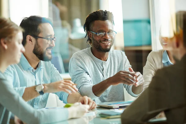 Colegas que se comunican en la reunión — Foto de Stock