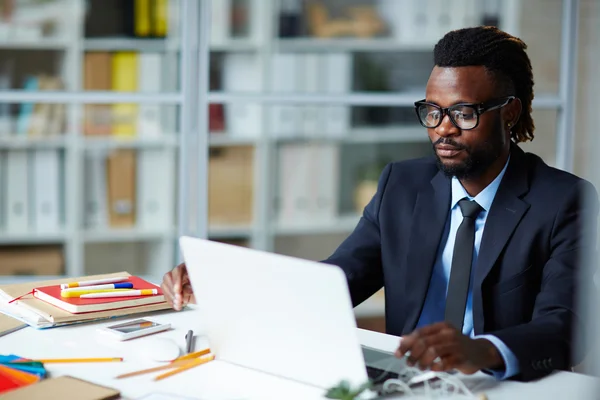 Homme d'affaires en réseau au bureau — Photo