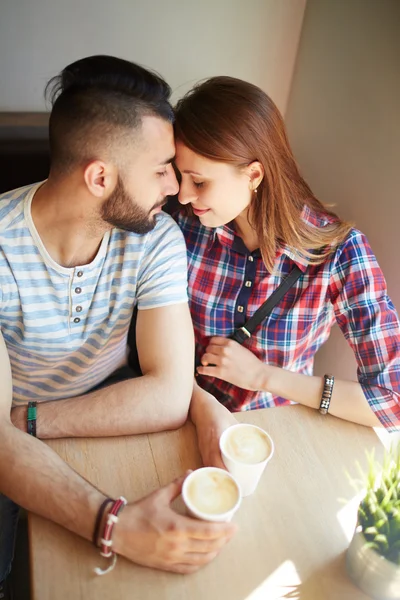 Coqueteando pareja en la cafetería —  Fotos de Stock